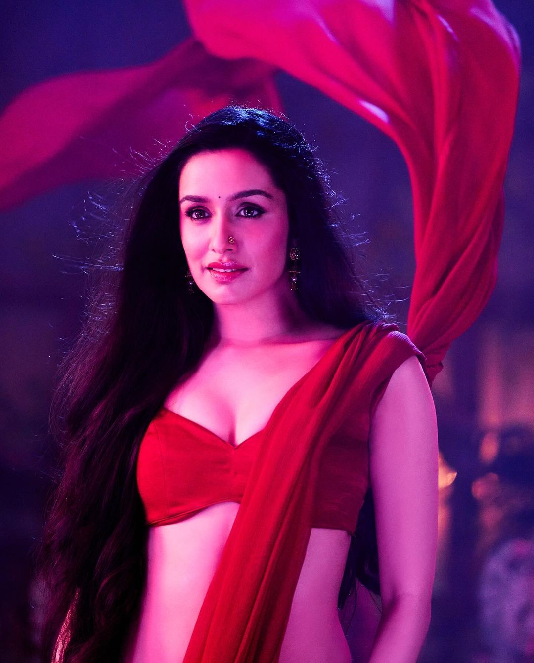 Stree 2 में Shraddha Kapoor के रेड साड़ी लुक में देखें 6 हॉट फोटोज